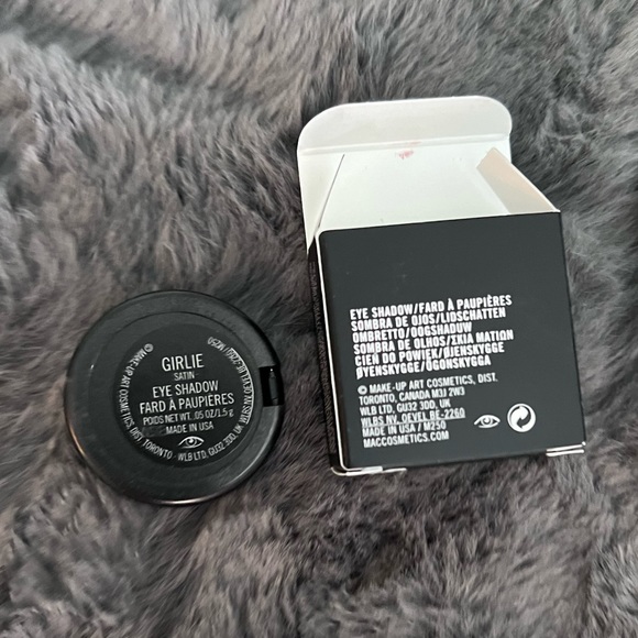 NIB - MAC - SATIN Eyeshadow - GIRLIE - Picture 3 of 16